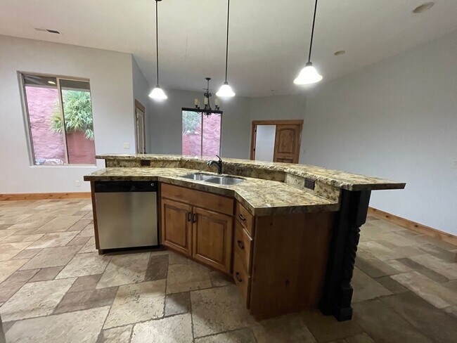 Building Photo - 3 bed 3 bath home - Located just below The...