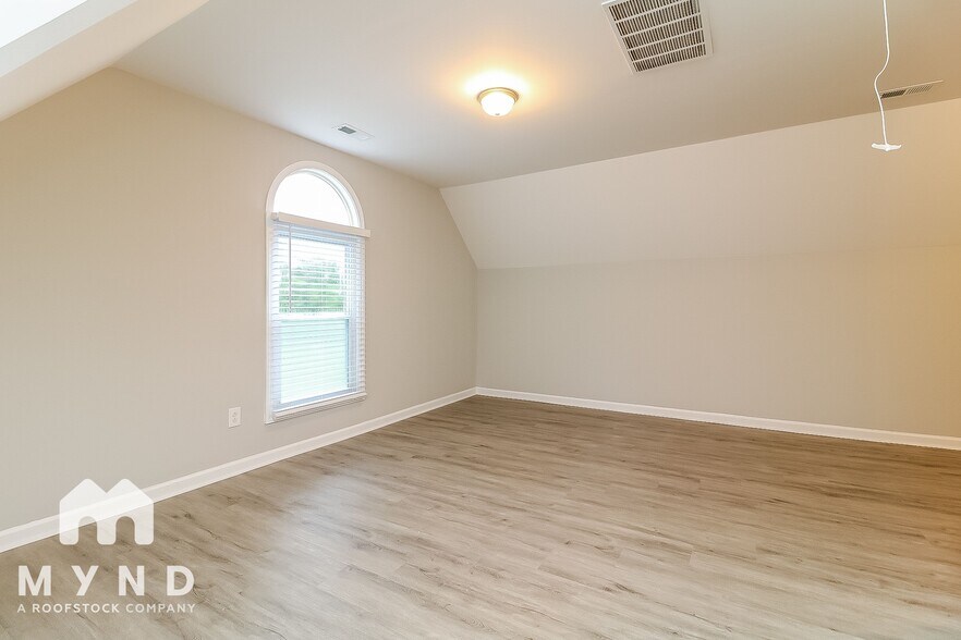 Building Photo - 5037 Huntingcreek Dr