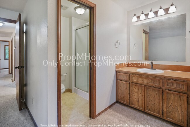 Building Photo - Spacious Tri-level Four Bedroom Home On Qu...