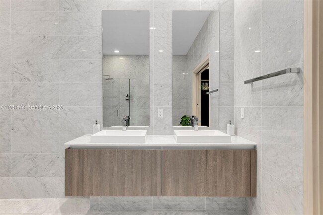 Building Photo - 801 S Miami Ave