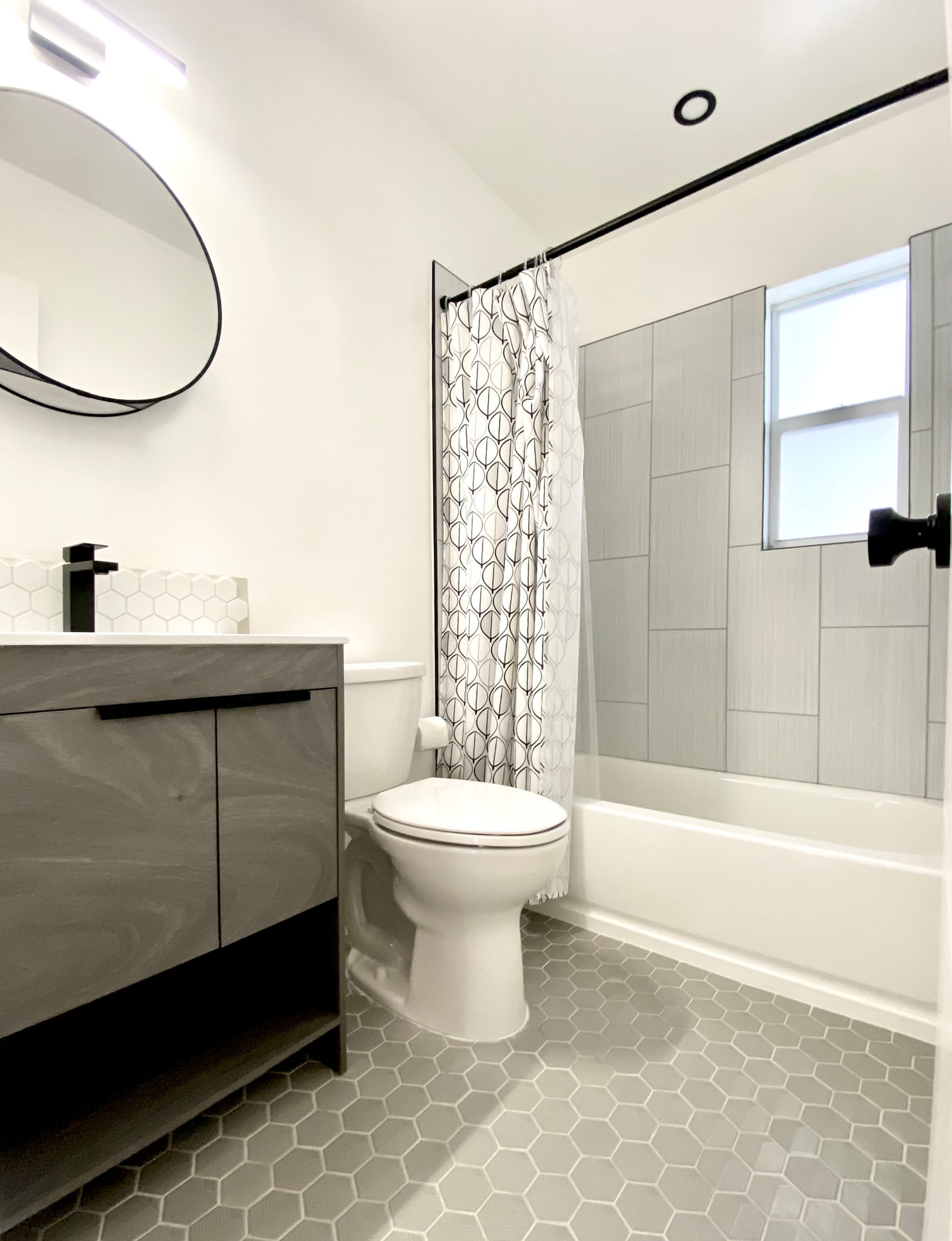 bathroom 2 w tub & shower - 1631 Liberty St