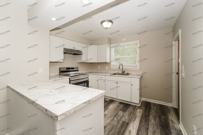 Building Photo - 5919 Maplewood Rd