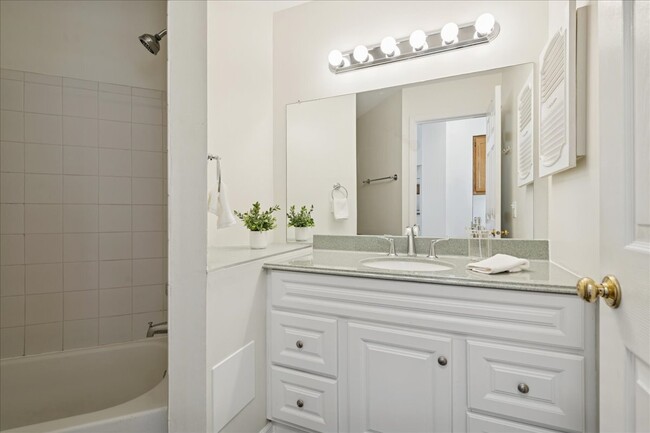 Building Photo - 1810 Fox Run Dr