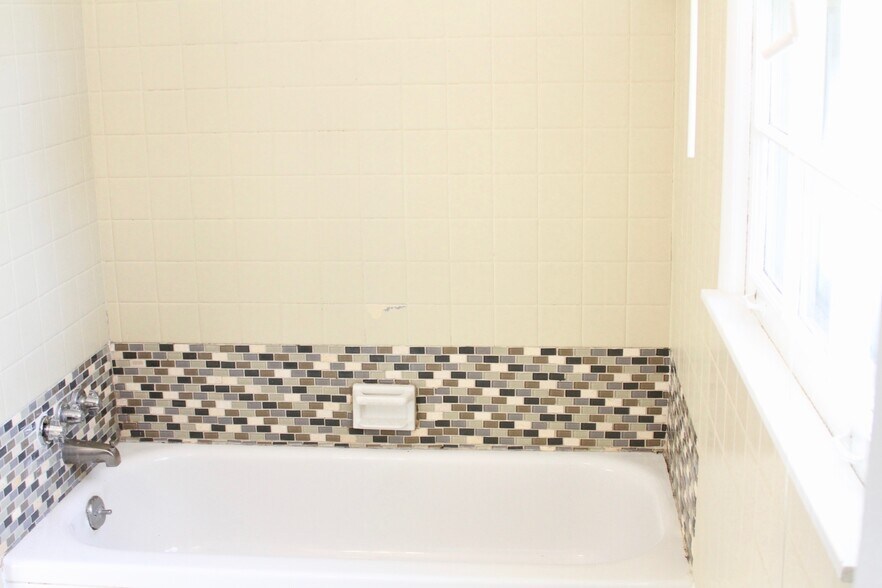 2 Full bathrooms. - 4807 Jeffery Dr