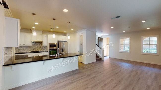 Building Photo - Beautiful 3 Bed/2.5 Bath Home in Portola S...