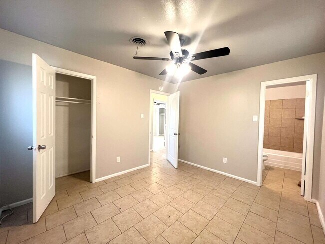 Building Photo - 1711 E 1st St