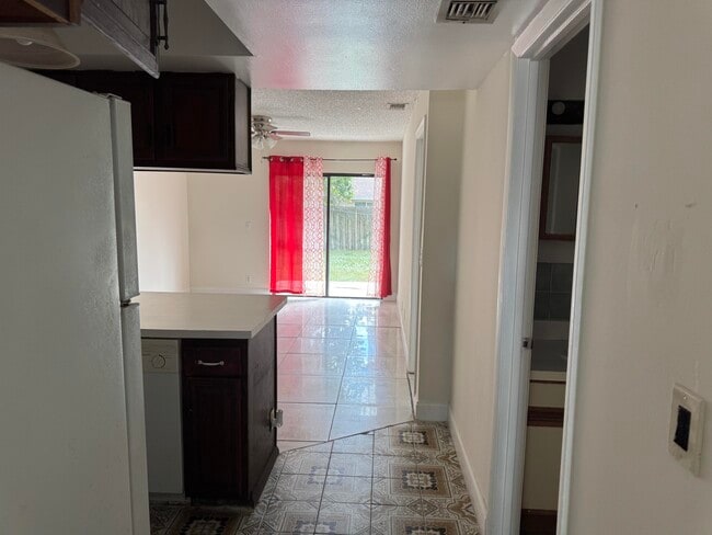 Building Photo - 1015 Staghorn St