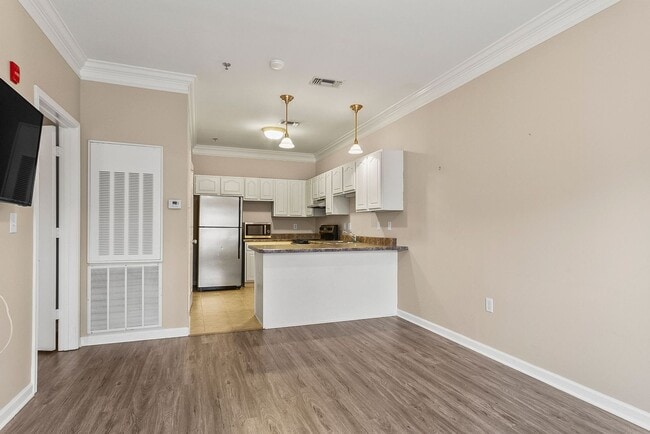 Building Photo - Nice 1 Bed 1 Bath at Capstone Quarters! Available Fall 2026!