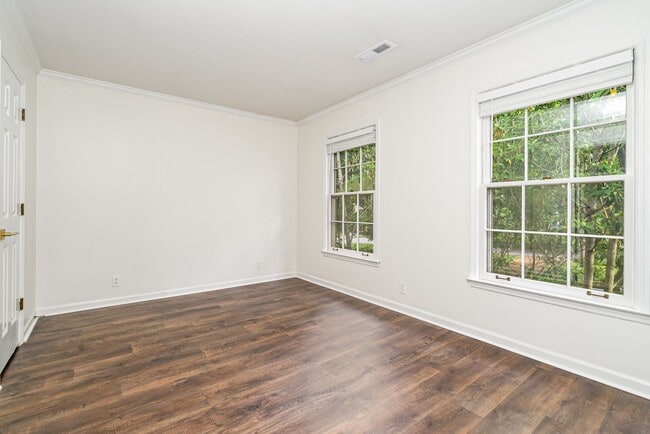 Building Photo - Newly Renovated 2-Bedroom Townhome in the Heart of Green Hills