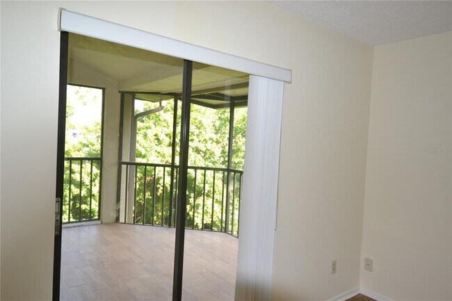 Building Photo - 226 Woodlake Wynde