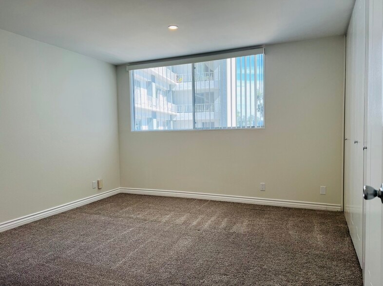 Building Photo - 100 S Doheny Dr