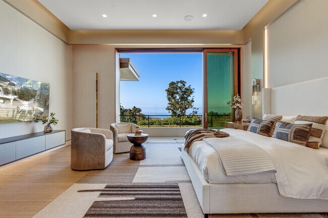 Building Photo - 8070 La Jolla Scenic Dr N