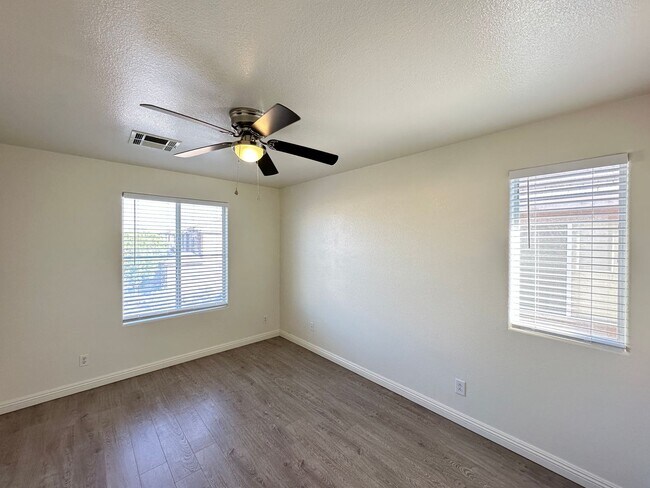 Building Photo - DECATUR & BLUE DIAMOND