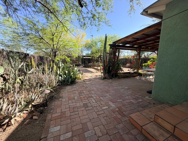 Building Photo - 921 W Alameda St