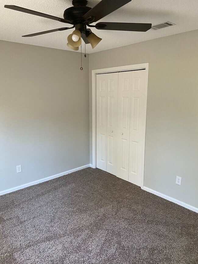 Building Photo - Spacious 3BR/2BA Home with Open Floor Plan, Granite Countertops & Fenced Backyard