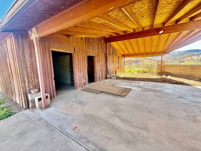 Building Photo - Beautifully Remodeled Three Bedroom Home on 2 Acres with Horse Privileges in Hurricane