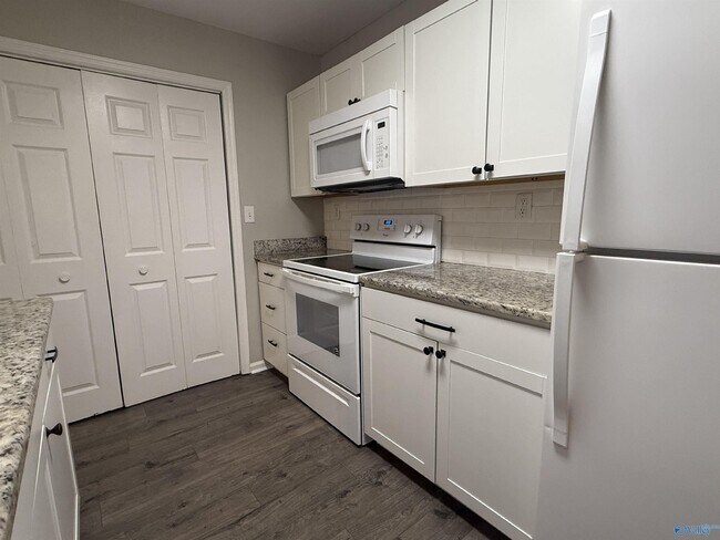 Building Photo - 4988 7 Pine Cir