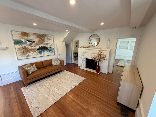 Building Photo - 879 E 28th St