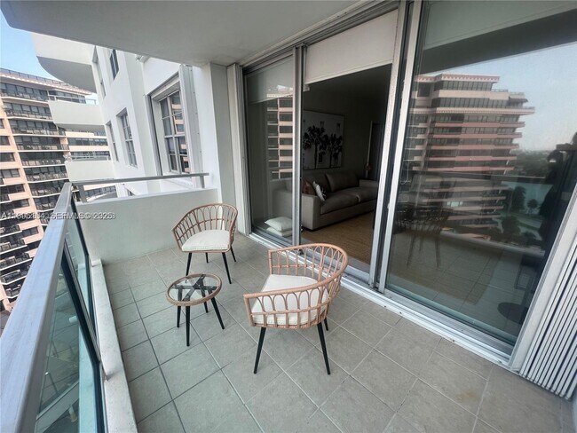 Building Photo - 5161 Collins Ave