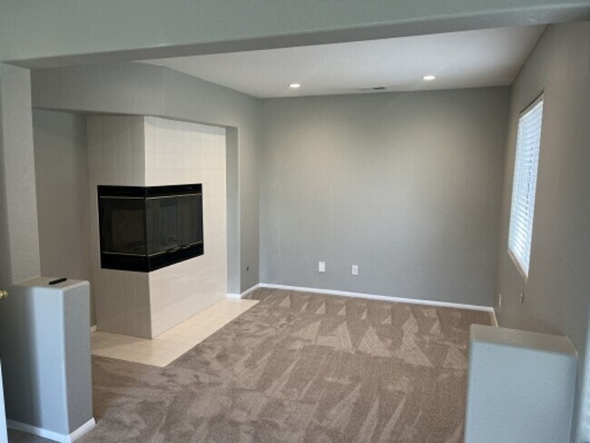 Building Photo - Stunning 4 bedroom Home with a Pool locate...