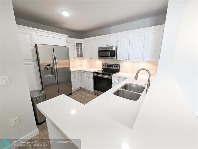 Building Photo - 520 SE 5th Ave