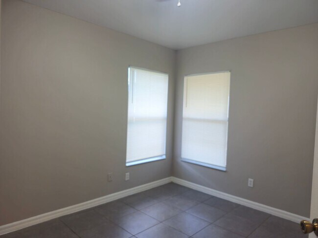 Building Photo - Cute 2 bedroom with a den 2 bathrooms and ...