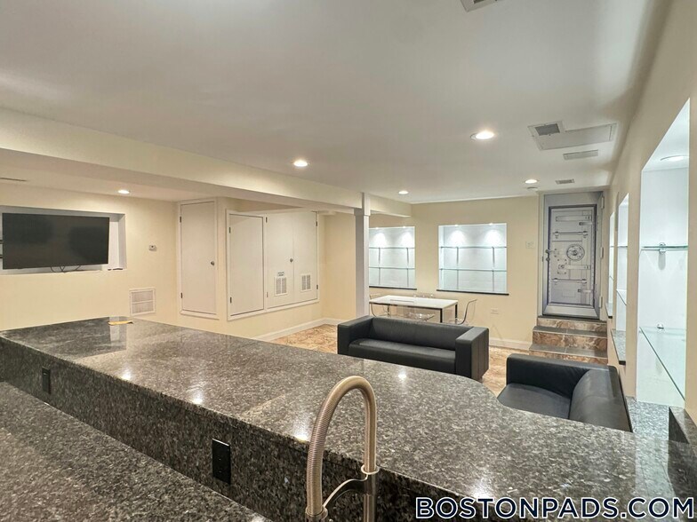 Building Photo - 25 St Marys Ct