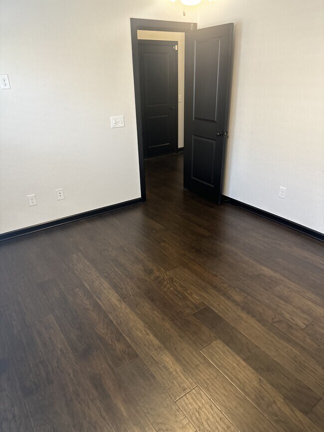 Building Photo - 2229 Roca Dr