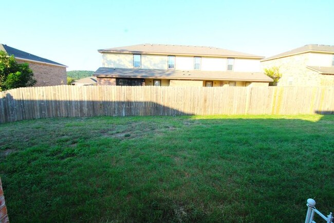 Building Photo - Discover comfort and convenience in this w...