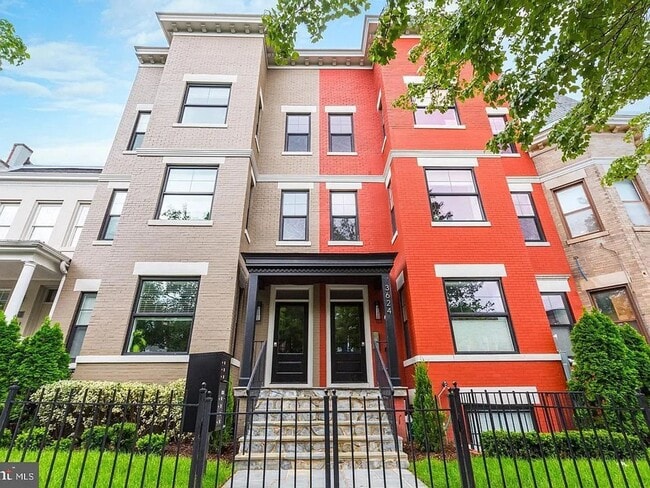 Building Photo - Amazing Top Floor, 2BR, 2BA with Private Rooftop and Garage parking! A Must see!!