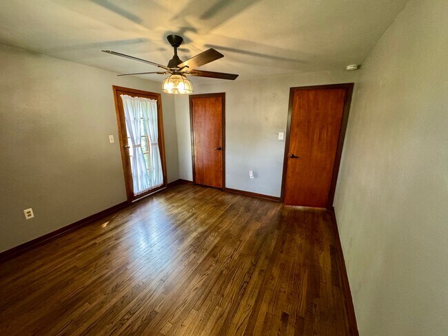 Building Photo - Charming 2-Bed 1-Bath Home in Avalon!