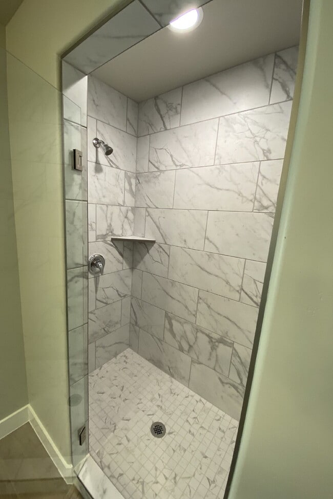 Building Photo - "Spacious 4-Bed Townhouse Oasis with 2.5 B...