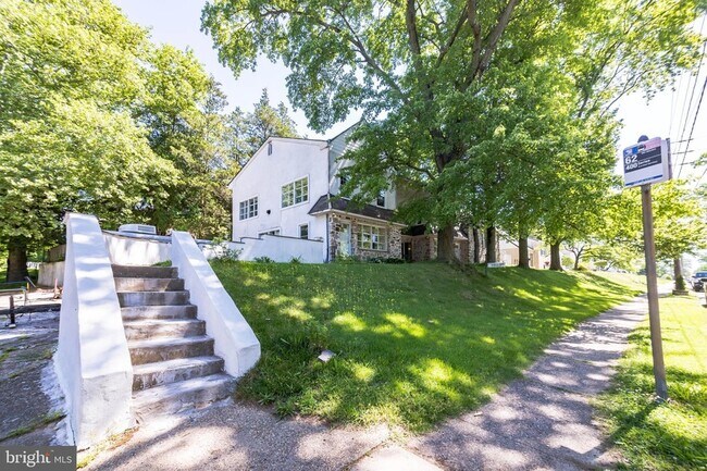 Building Photo - 800-2-802 E Cathedral Rd