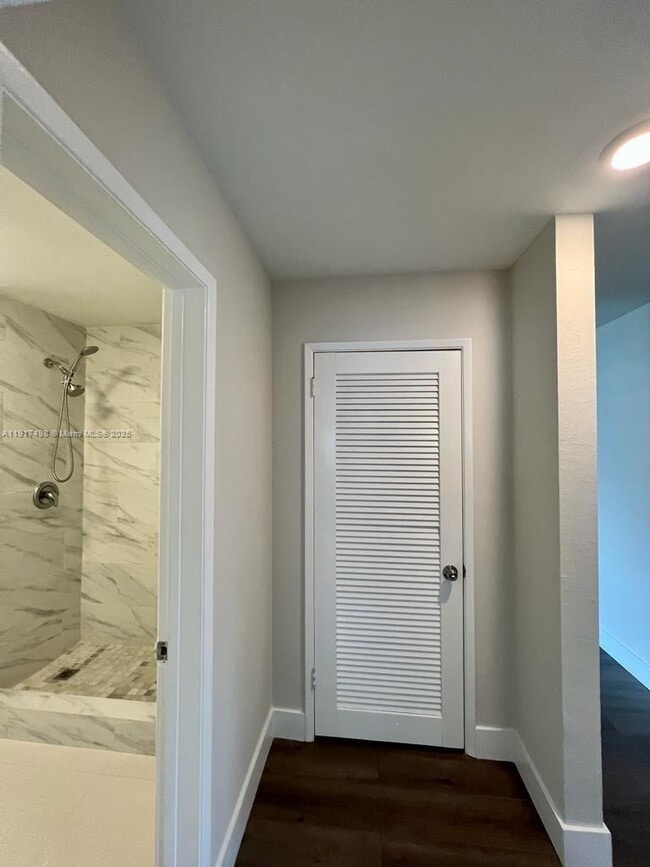 Building Photo - 1931 NE 55th Ct