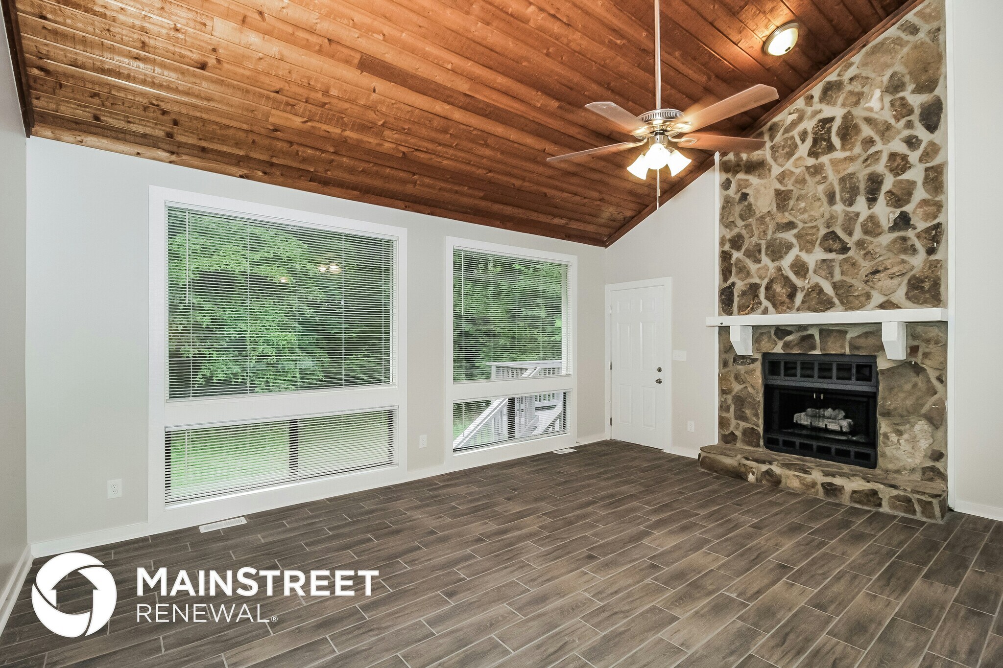 Building Photo - 587 Farmbrook Trail NE