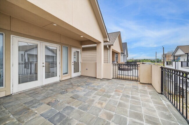 Building Photo - 3041 Clinton Dr