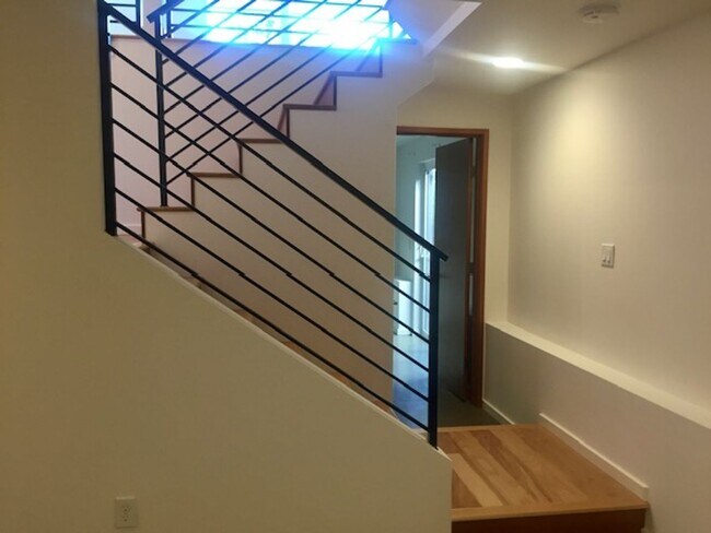 Building Photo - Mount Baker/Columbia City Townhome