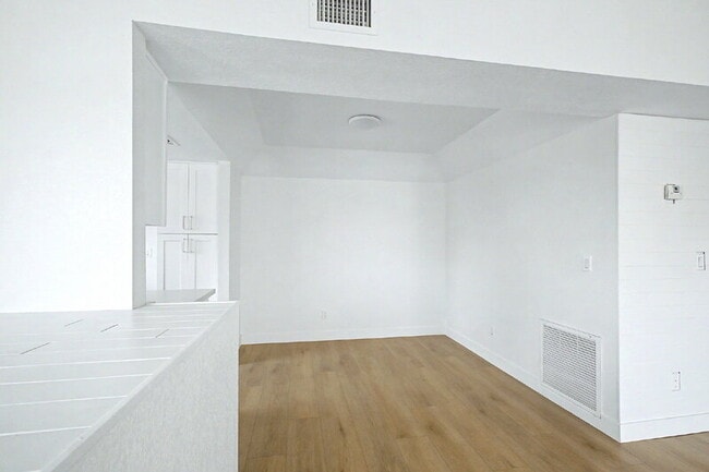 Building Photo - 818 S Westwood