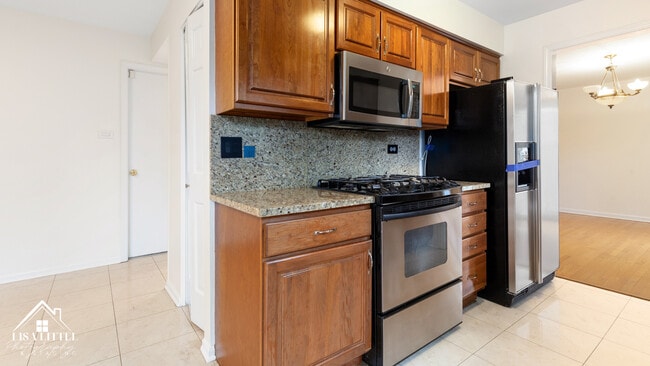 Building Photo - 2S661 Ave Normandy W