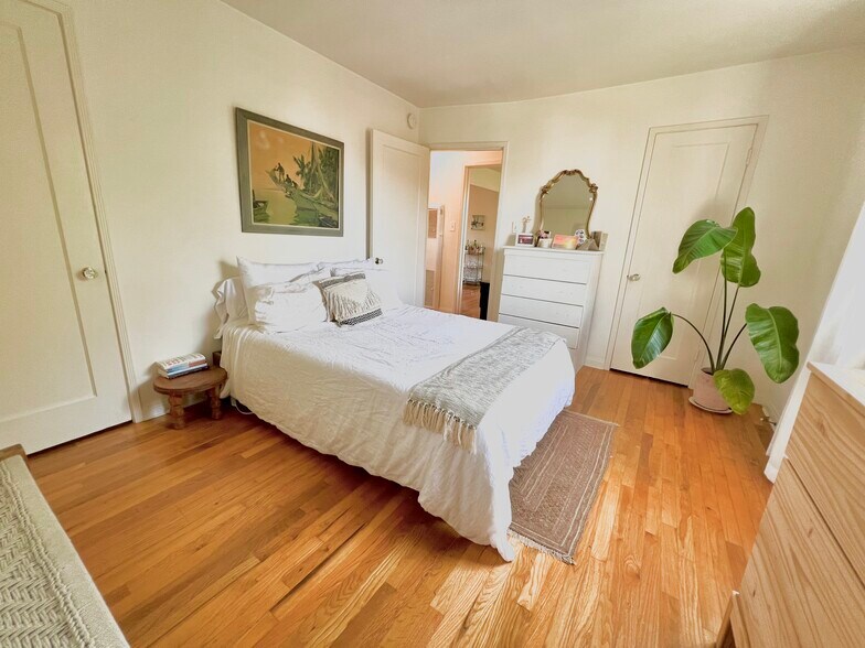 Bedroom 2 spacious closets - 1131 Bay Street