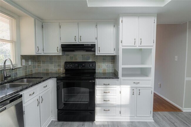 Building Photo - 3599 Lower Roswell Rd