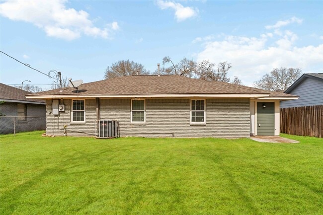 Building Photo - 3122 Sunnydale Dr