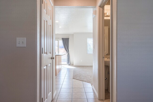 Building Photo - 3155 S Hidden Valley Dr