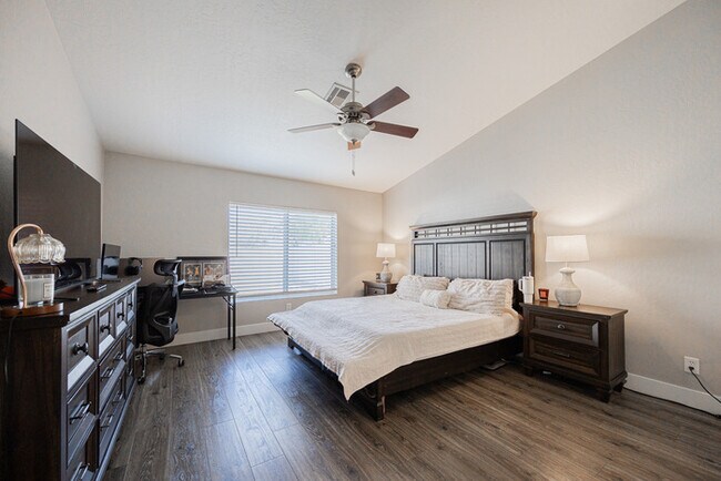 Building Photo - 904 S Dolphin Dr