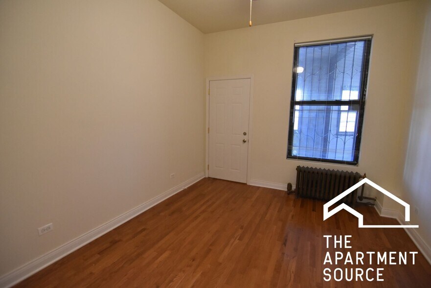 Building Photo - 907 W Belmont Ave