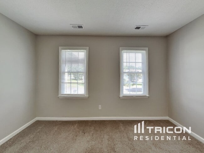 Building Photo - 561 Yellow Berry Run