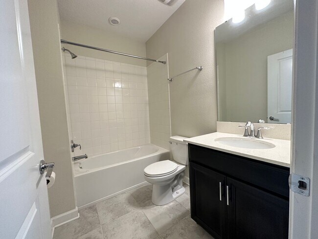 Building Photo - 4 Bed 3.5 Bath Townhouse In Storey Lake