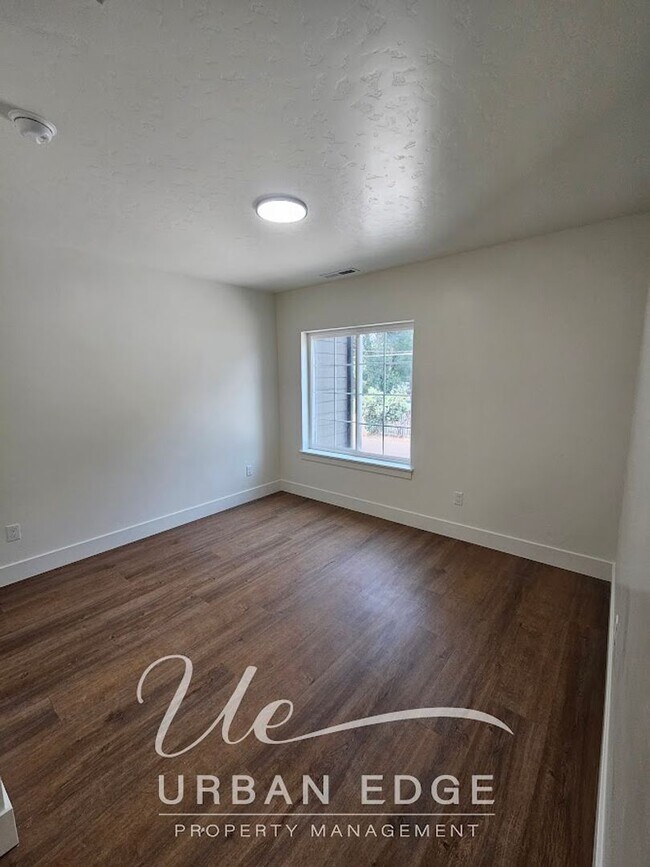 Building Photo - Brand New 3 Bedroom Town Homes - Close to ...