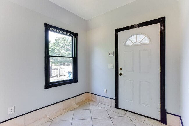 Building Photo - Renovated 3 Bedroom 2 bathroom house. Superb Master suite.