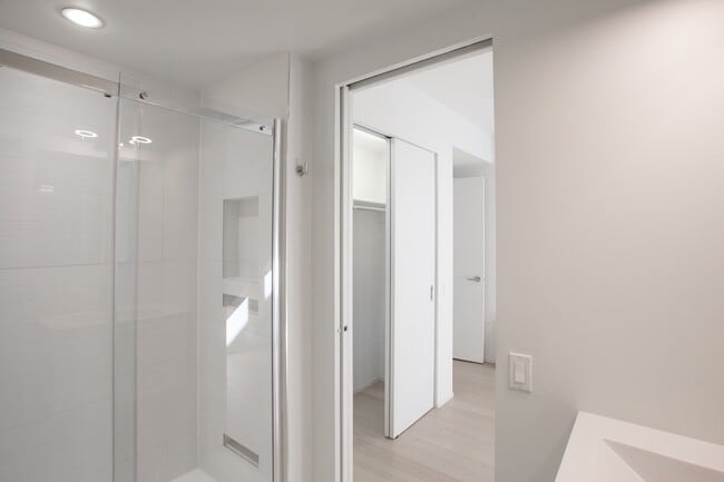 Building Photo - 2 Bed/2 Bath  Modern Condo in the Heart of Adams Morgan